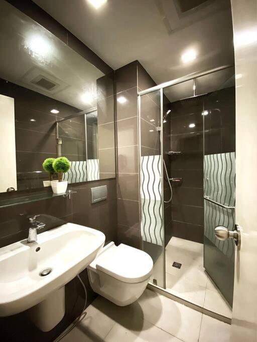 Acqua Private Residence Livingstone Tower Condo Unit With Free Wifi Manilla Buitenkant foto