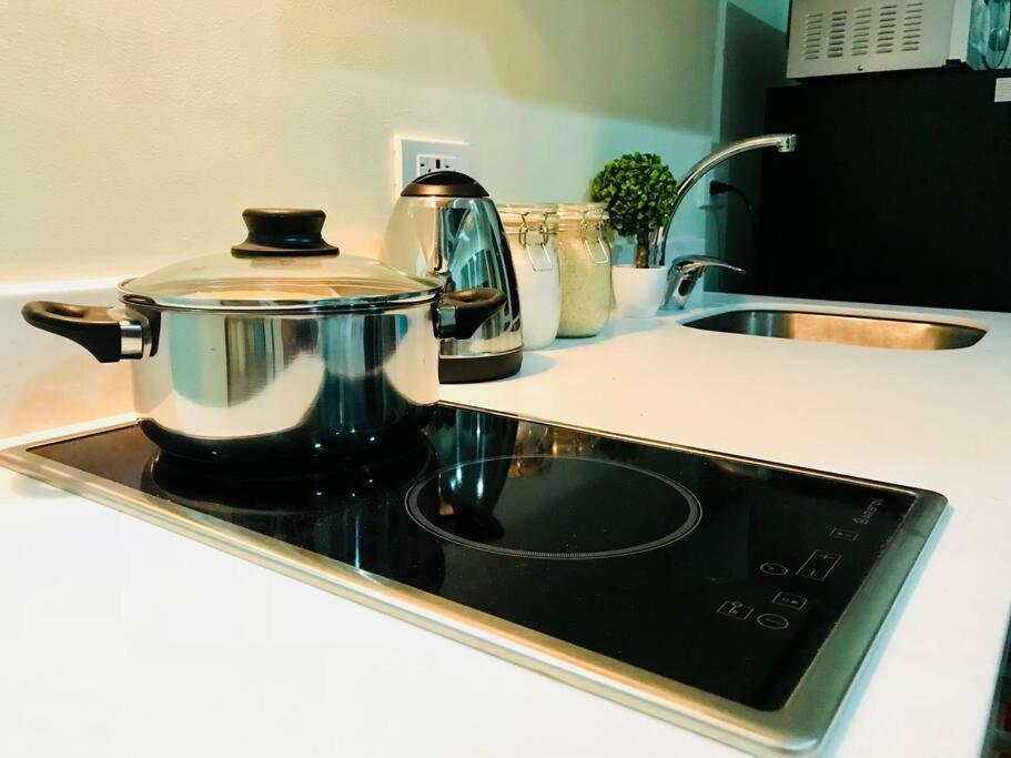 Acqua Private Residence Livingstone Tower Condo Unit With Free Wifi Manilla Buitenkant foto